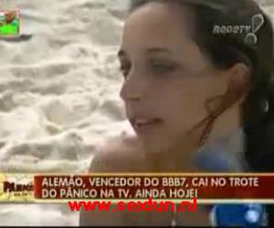 Twee kerels keuren de mooiste kontje op het Brazilië strand welke vindt hij het mooiste 